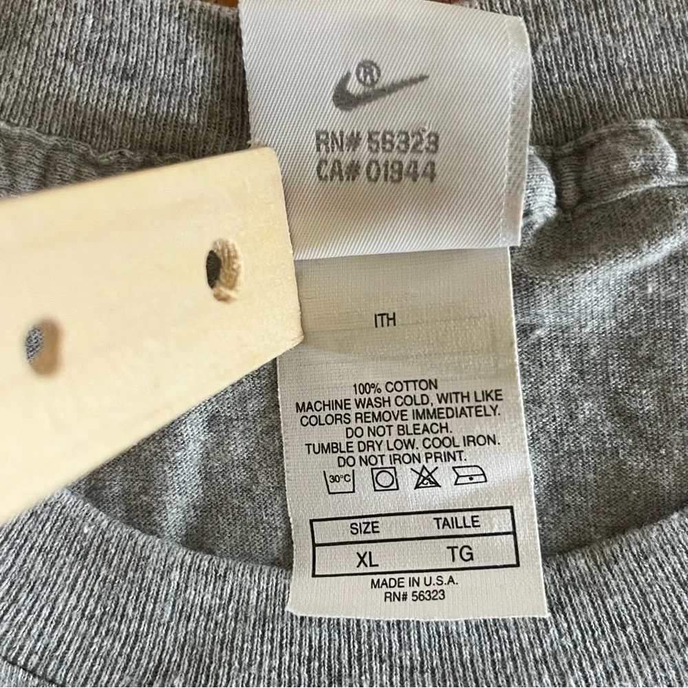 Vintage NIKE Men's Heather Gray Tee Shirt with Yellow and blue Accents Sz XL TG